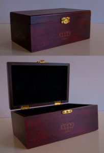 Schachtel_Holz_18x11.5x8_Rot-Krone_01