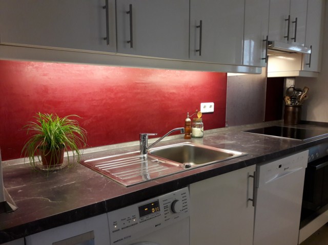 Küchenwand mit Mamorino